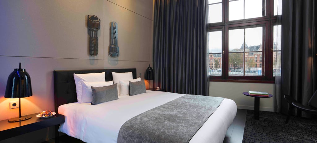 2013_AAM_art_room_iconic_bed_1.jpg