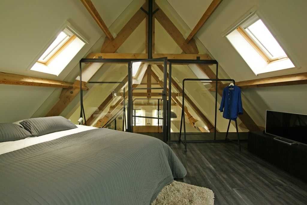 Van de drie slaapkamers met in totaal 8 bedden, de bovenste met uitzicht op de Waal.