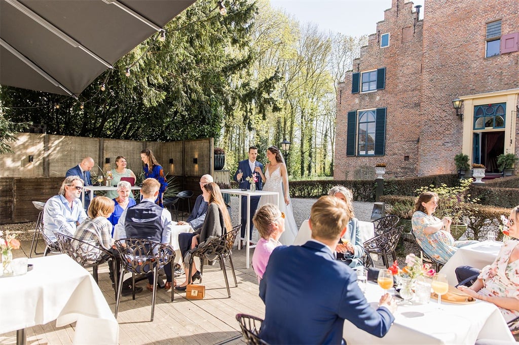Borrelen in de kasteeltuin
