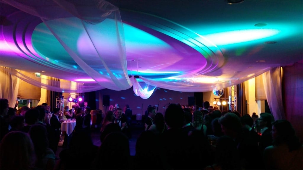 Groot feest met discobal in de Callunazaal