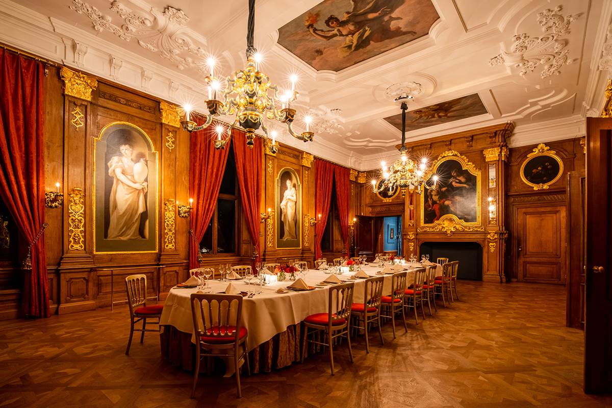 Golden Room - Oval table up to 32 people