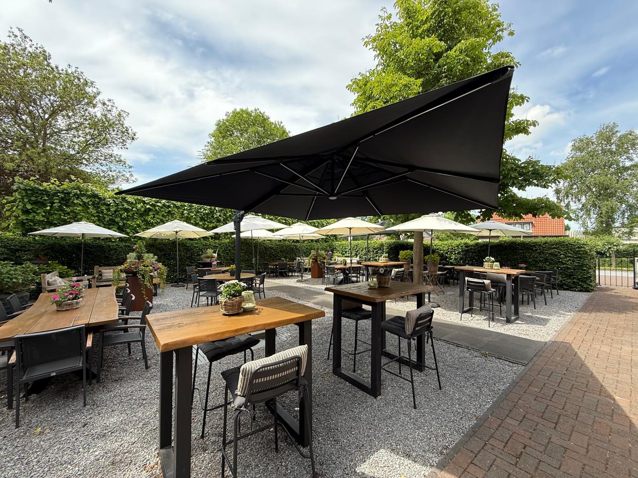 Terras Boerenstal met grote parasol