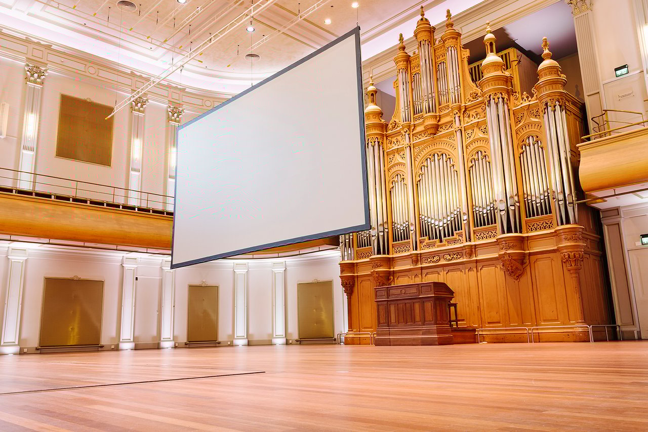 phil-haarlem-grote-zaal-projectiescherm-6-bij-3.4-zijkant-1.jpg