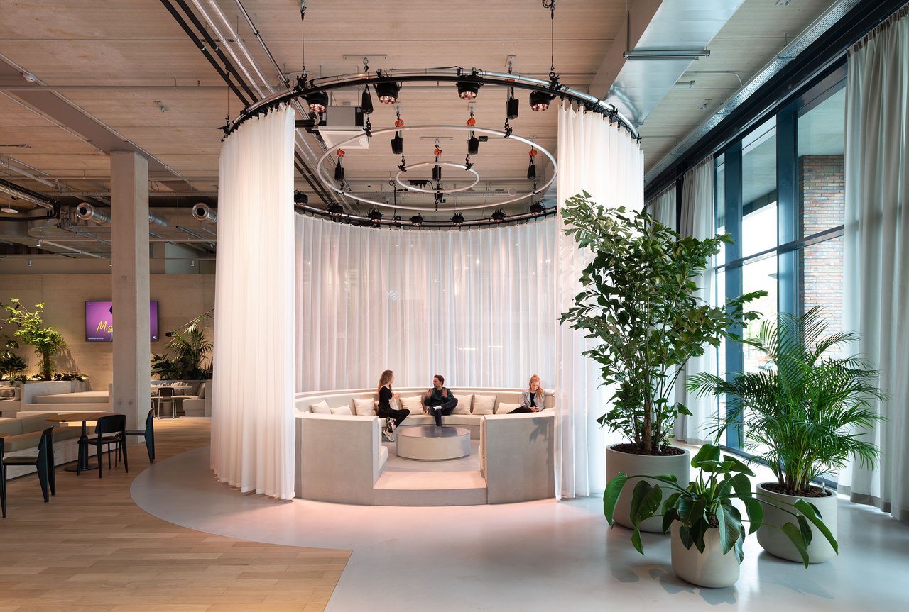 03_ACE_STAIRS_ConverstationPit_Zitkuil_Amsterdam_Teo Krijgsman_office interior design_TANK_Tommy Kleerekoper_Sanne Schenk.jpg