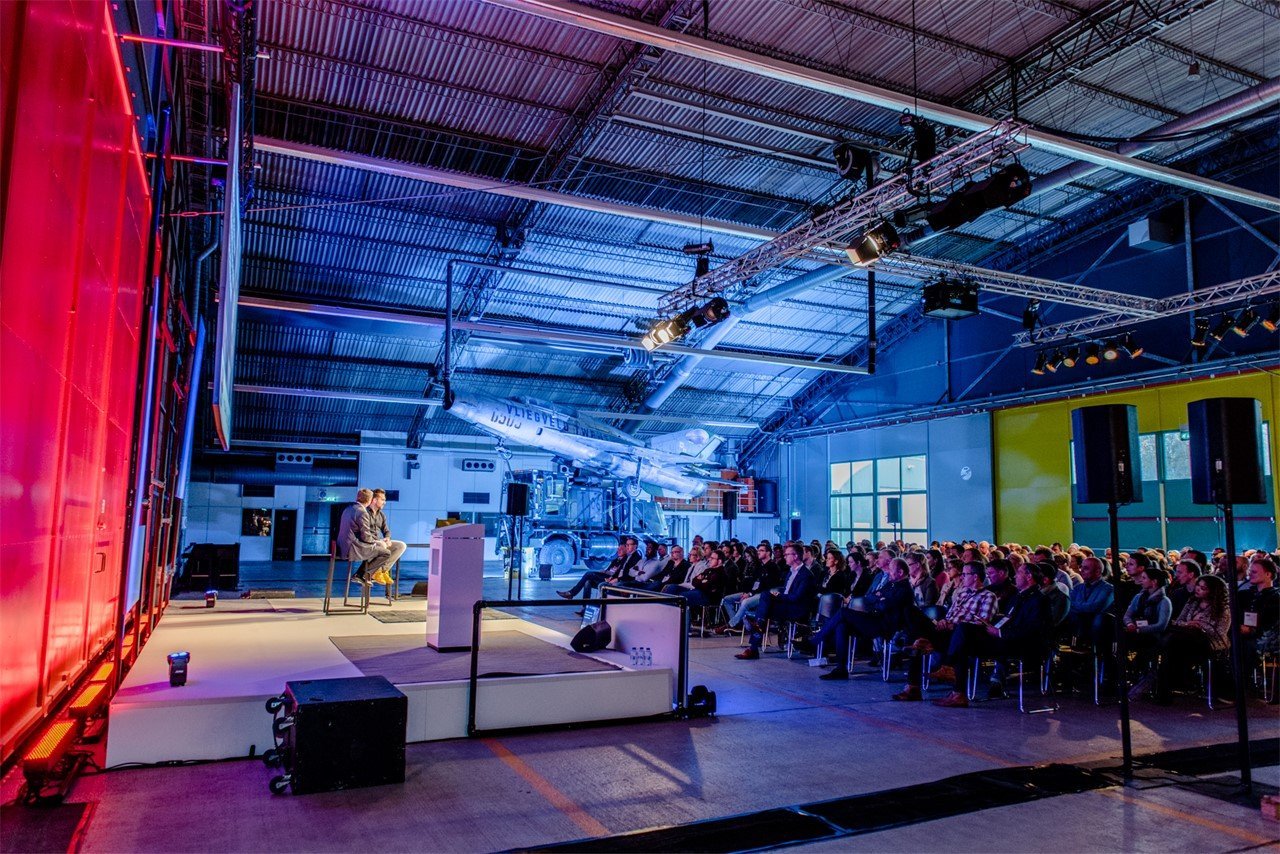 Hangar 11 - zakelijk - congres - podium - publiek - Vliegveld Twenthe Evenementenlocatie.jpg