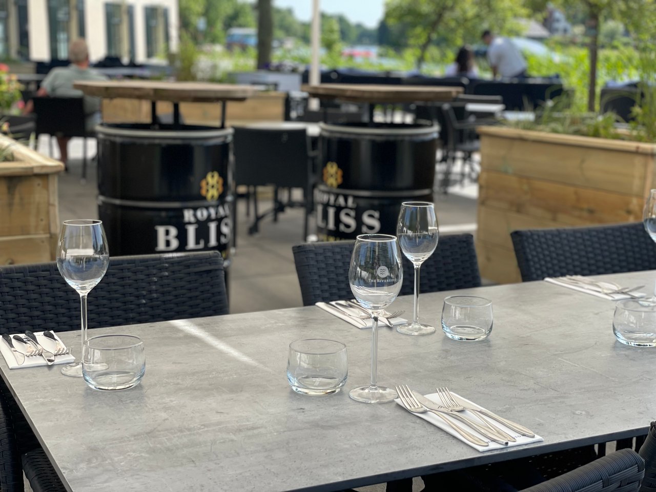 Tafel en wijnglas.jpg