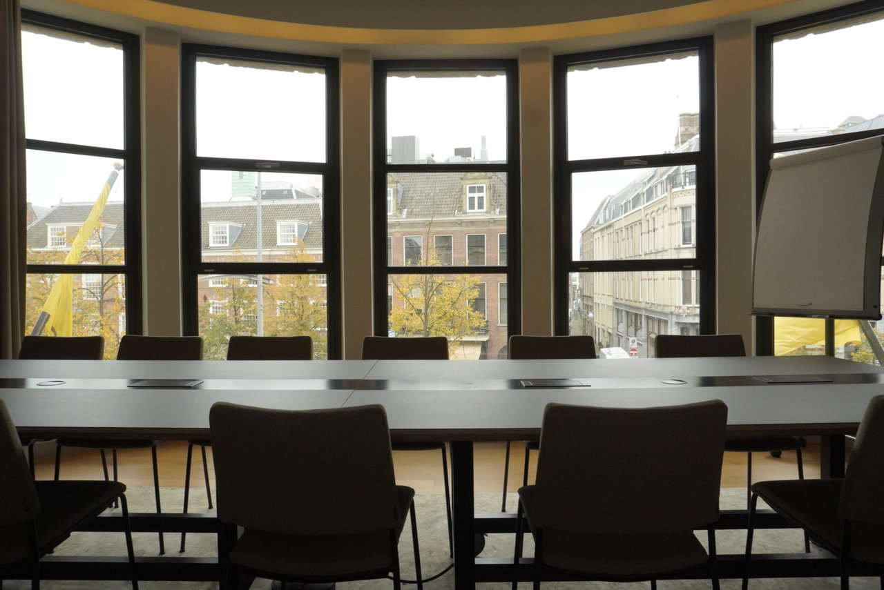 De Kneuterdijk Meeting Room - large windows