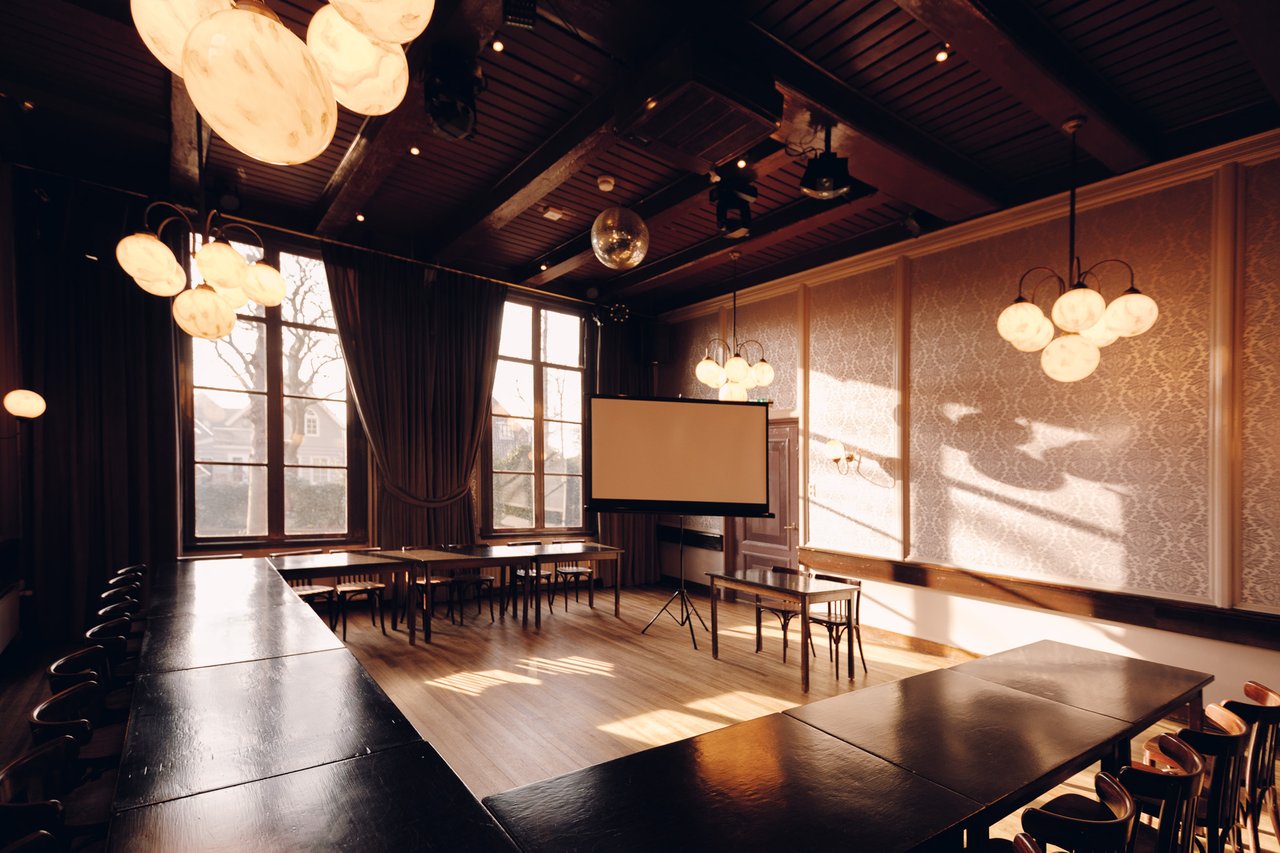 Brede vergaderview van de Grote Zaal in Het Broeker Huis