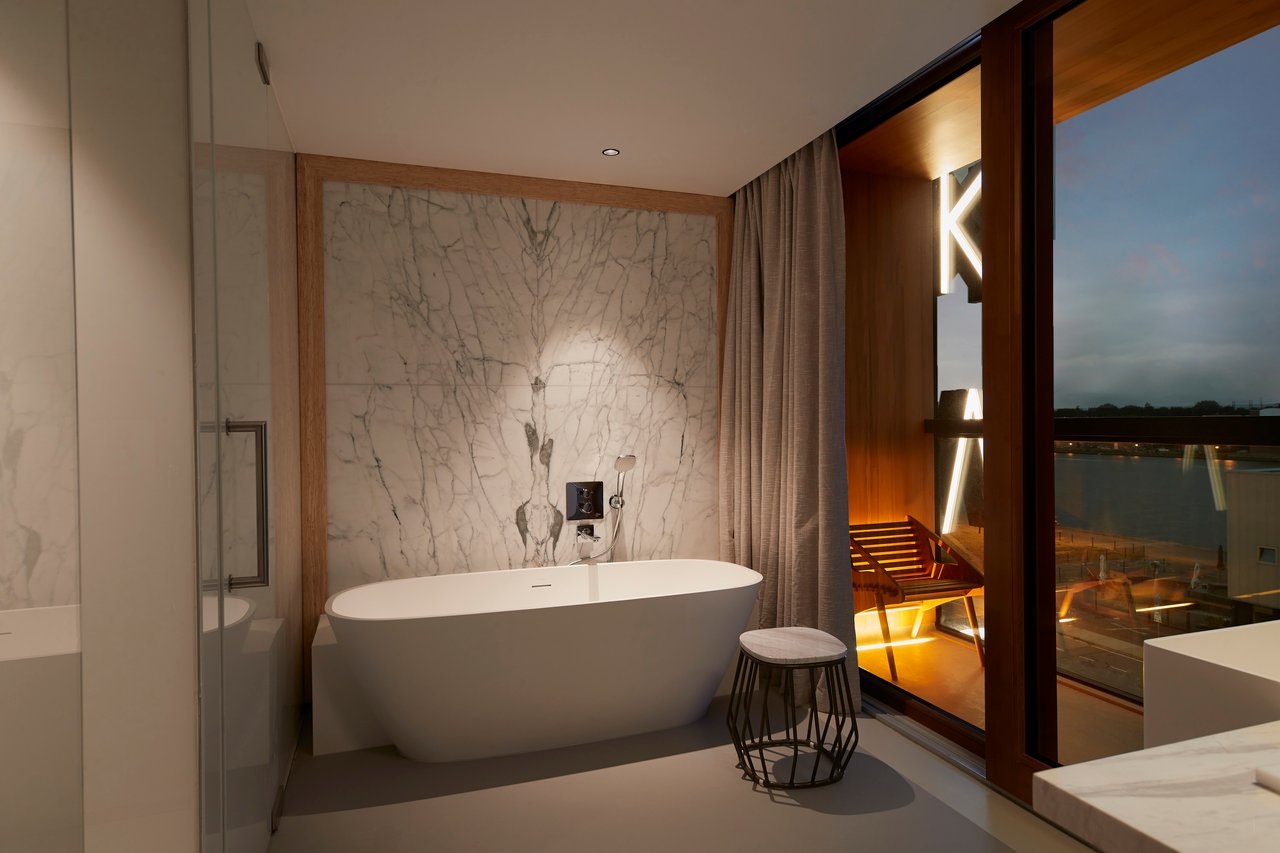 Hotel Jakarta Amsterdam - Extra Large Superior met bad, douche & balkon (1)