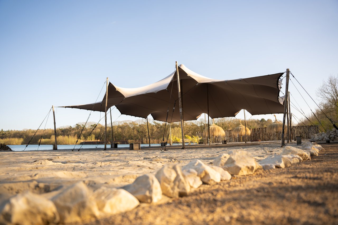 Overdekte buitenruimte op het strand