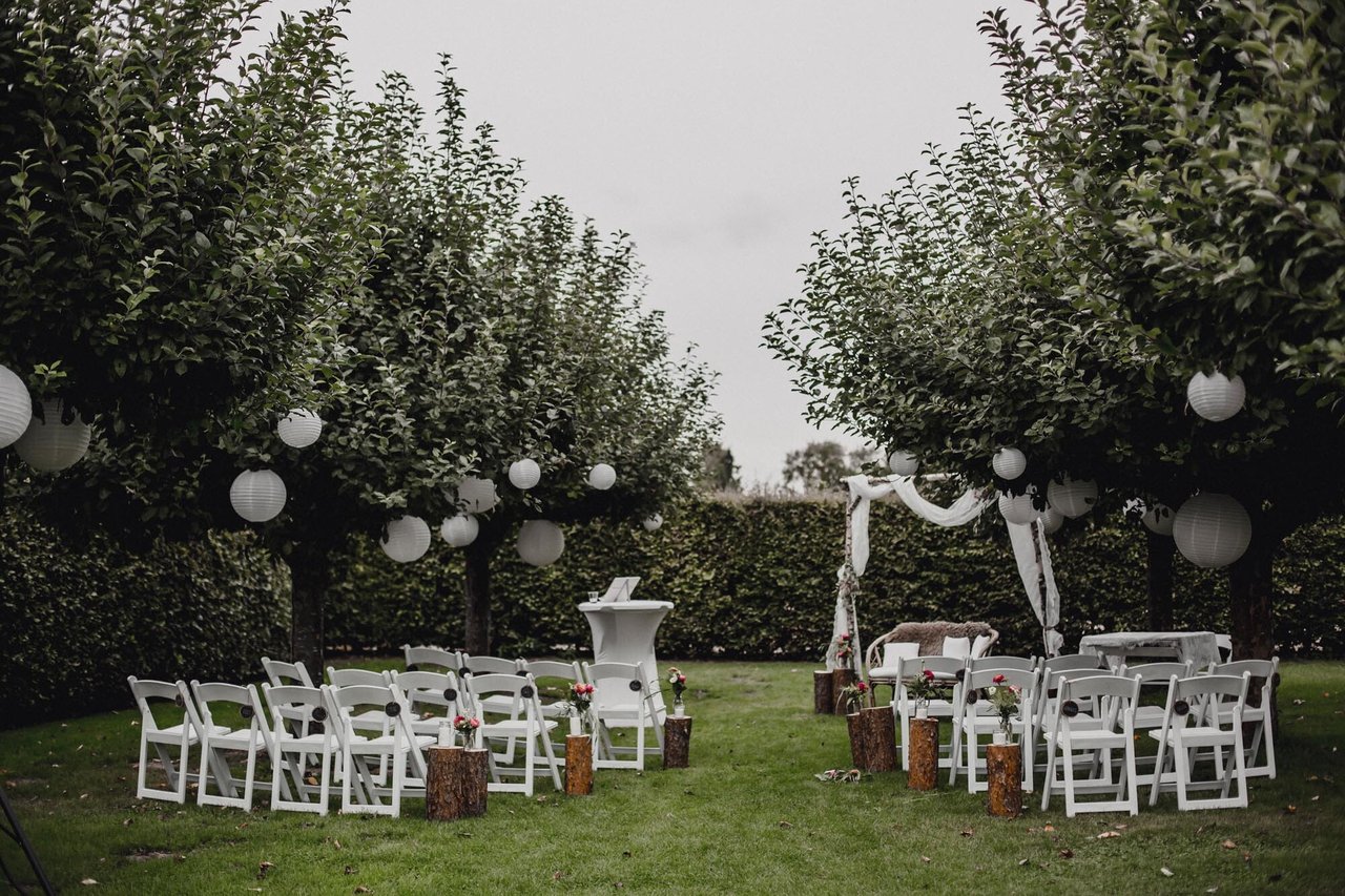 Ceremonie tussen de appelbomen