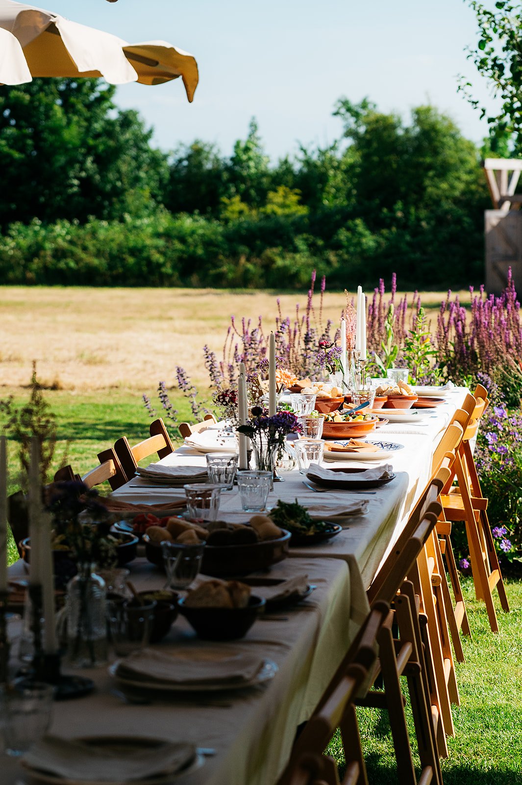 Diner aan lange tafels omringd door de prachtige bloemen 