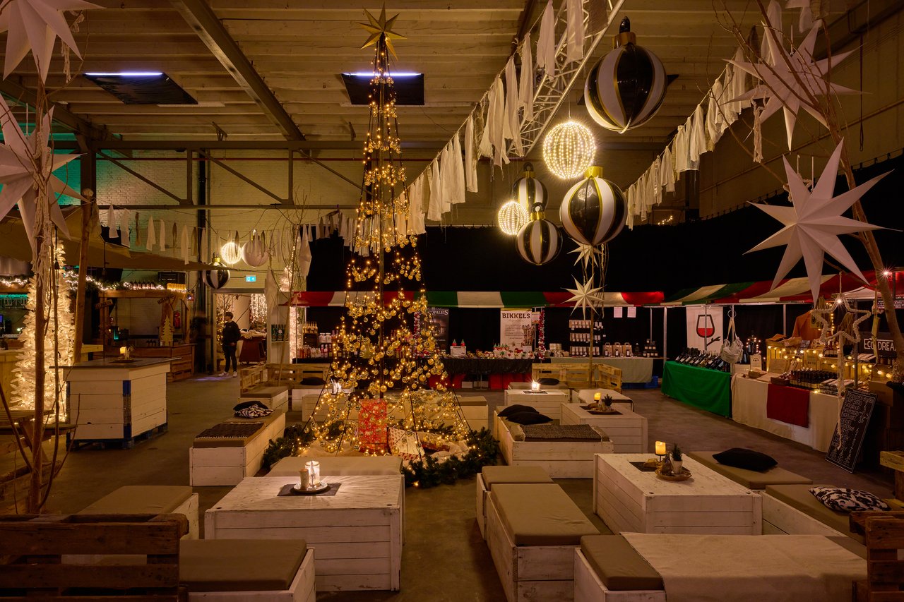 06 - WEB - Kerstpakketten-markt in The Beach - 12-12-24.jpg