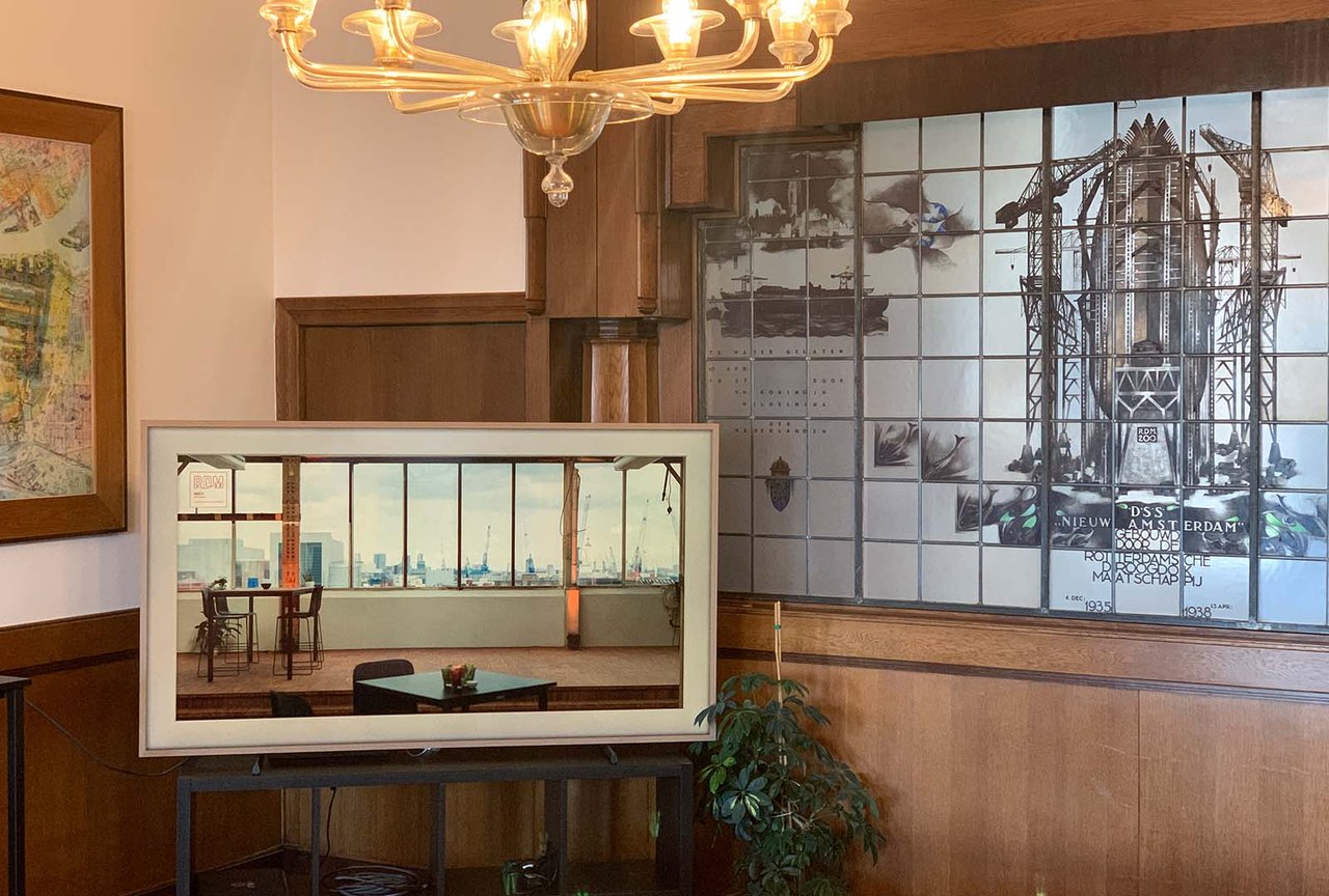 Het 75" scherm en glas in lood