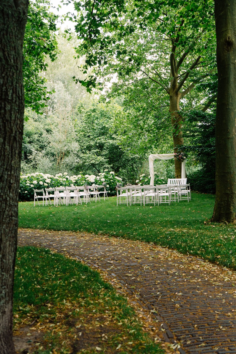 Ceremonie in een natuurrijke omgeving.jpg