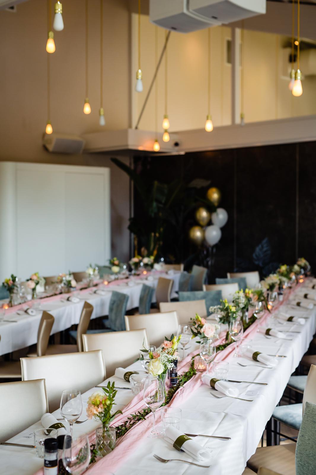 Opgedekte dinertafel club en boardroom