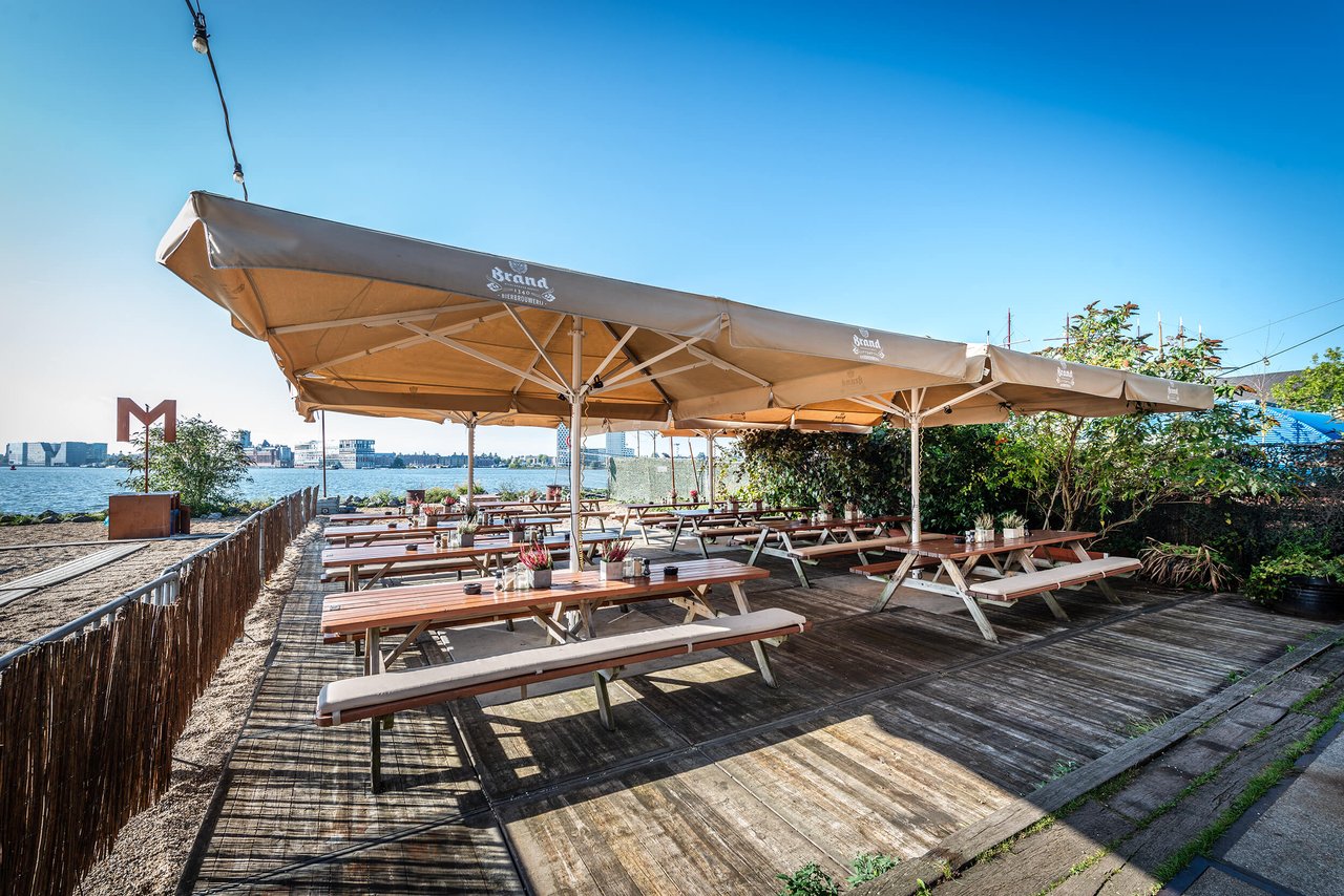 zaal terras schuin.jpg