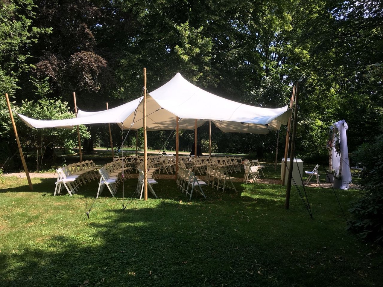Trouwpaviljoen in het park