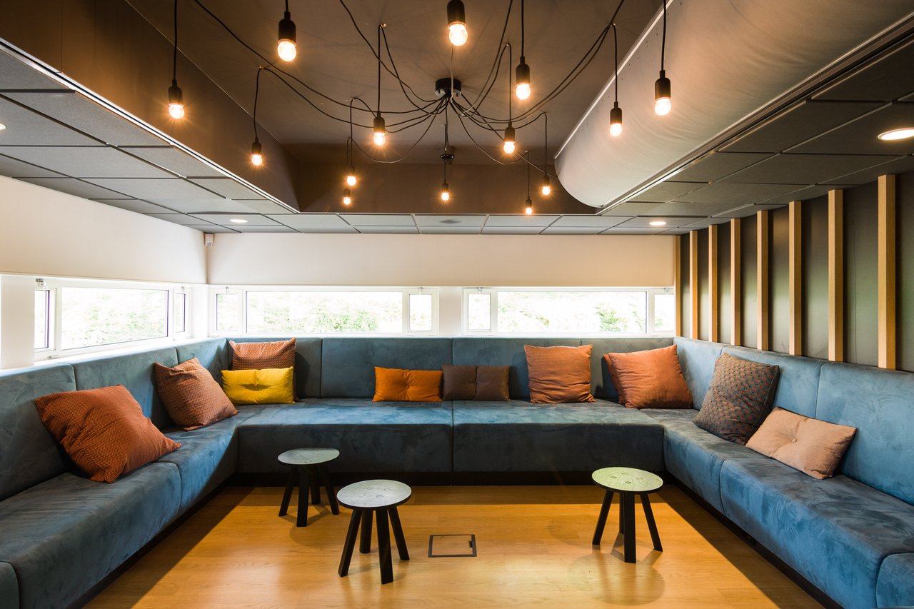 Artiestenfoyer blauwe bank loungebank.jpg