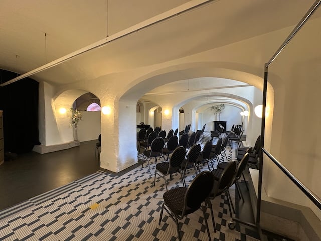 Souterrain · stoelen in theateropstelling · Leeuwenbergh