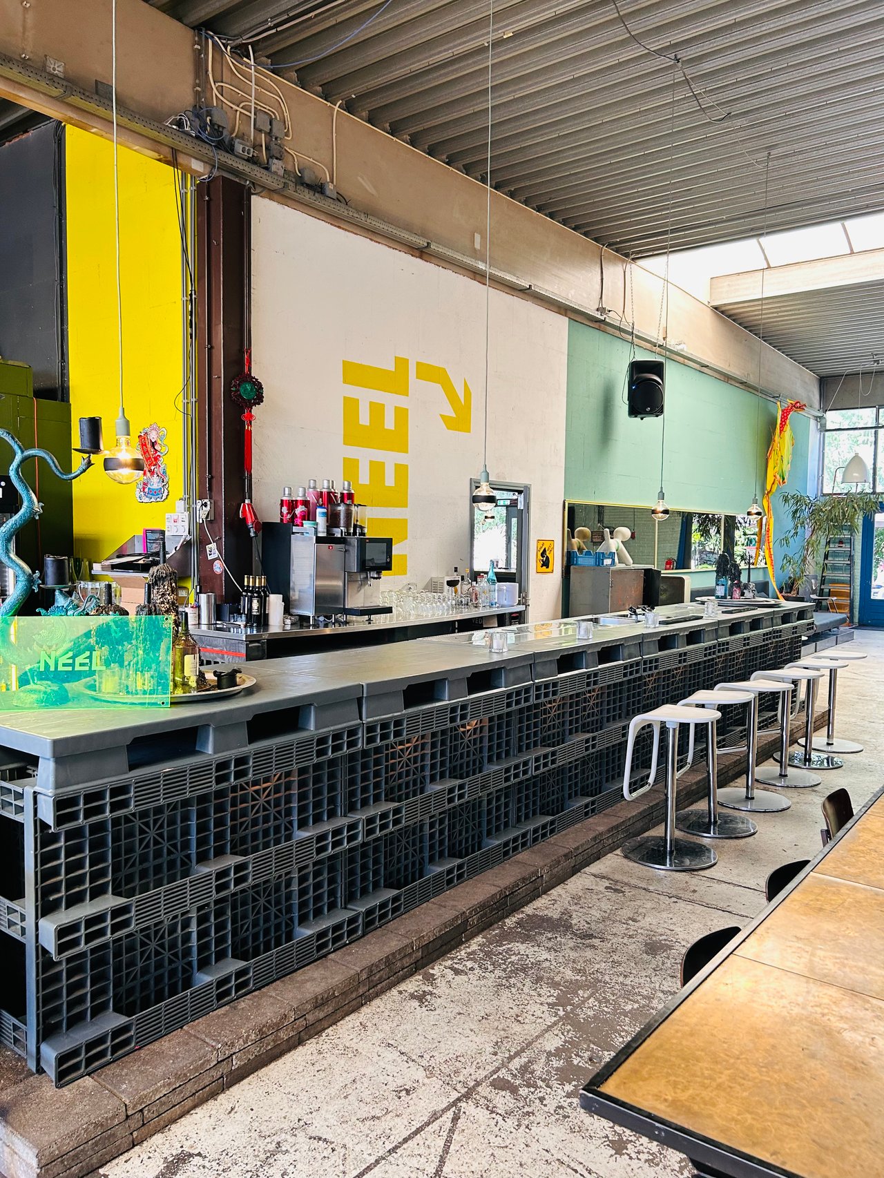 Bar in NEEL