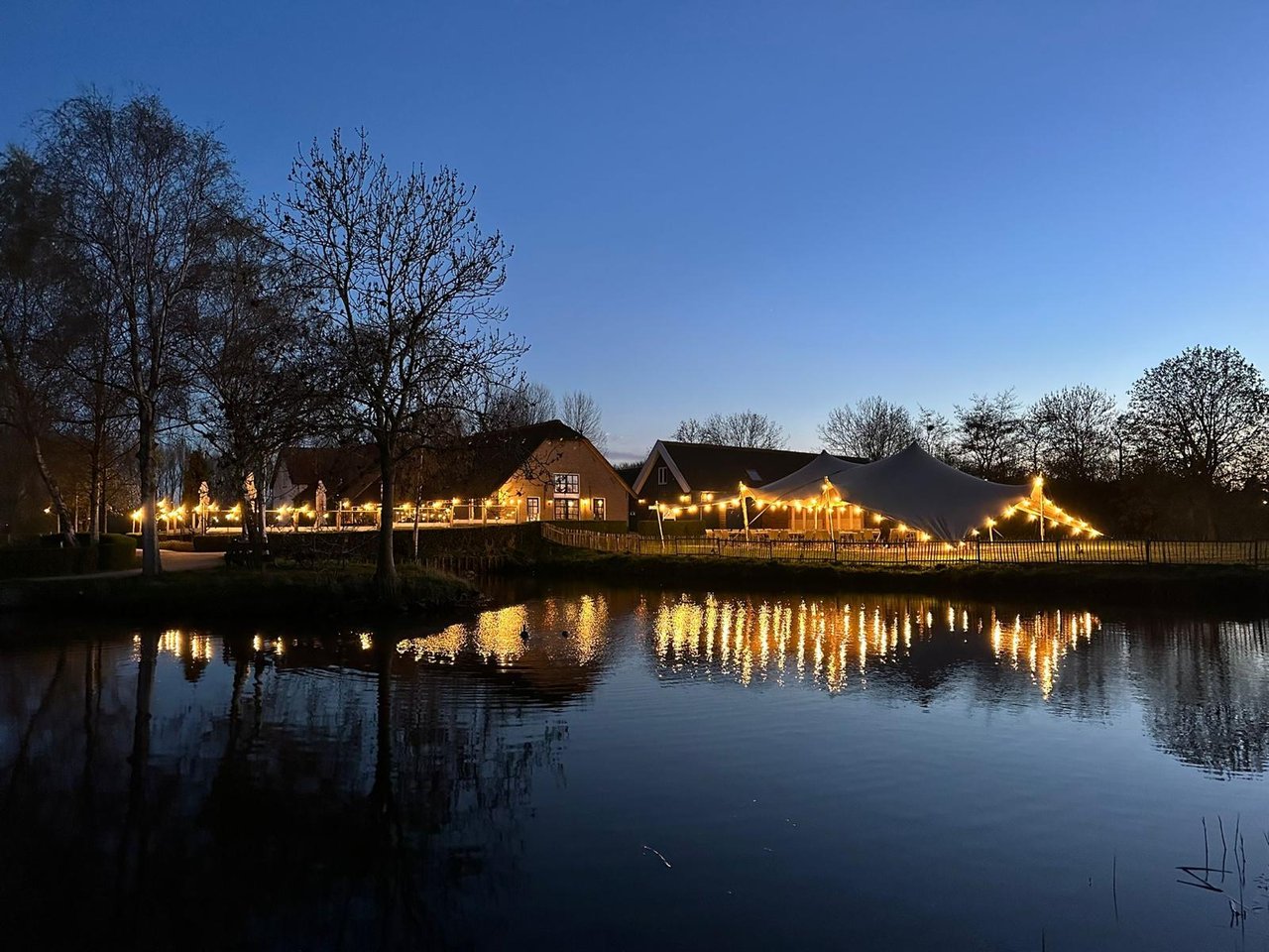 Terras aan het water