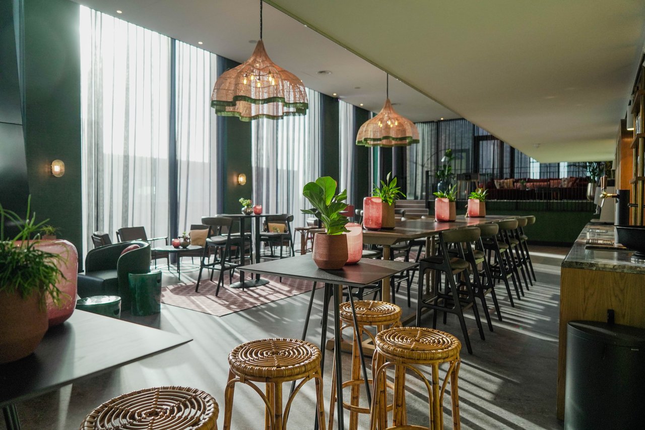 Hoge en lage zitjes in Club Pampus – Van der Valk Hotel Amsterdam - Amstel