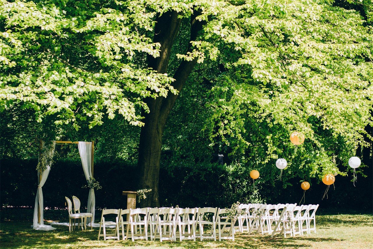 Mooie ceremonieopstelling buiten in de tuin van Hotel Erica