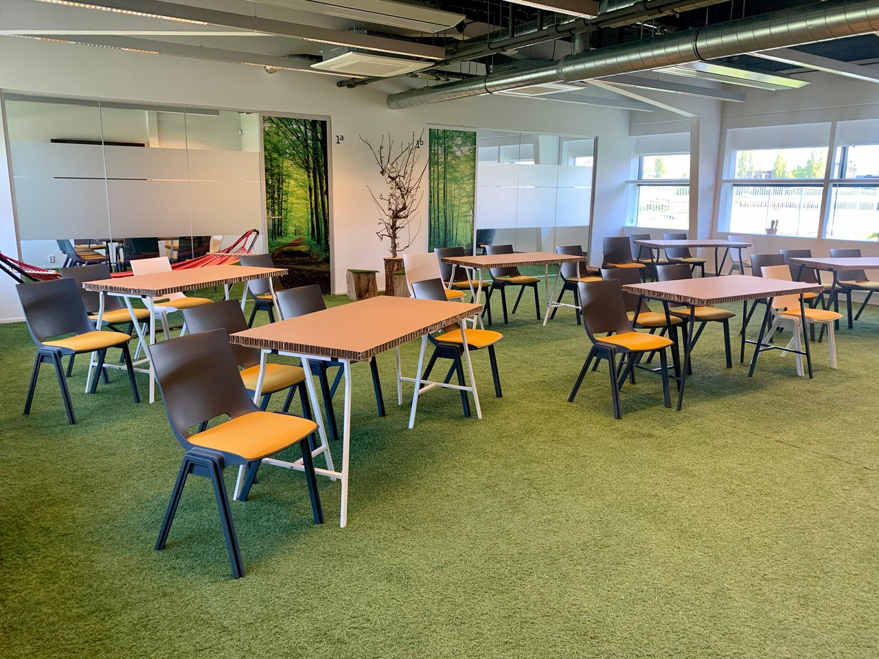 Meeting Space - Space 1 - Zaal 1 - Opstelling - Schoolopstelling - Plenair - Graszaal - Gras - Hangmat - Kartonnen tafels - DUS De Utrechtse Stadsvrijheid