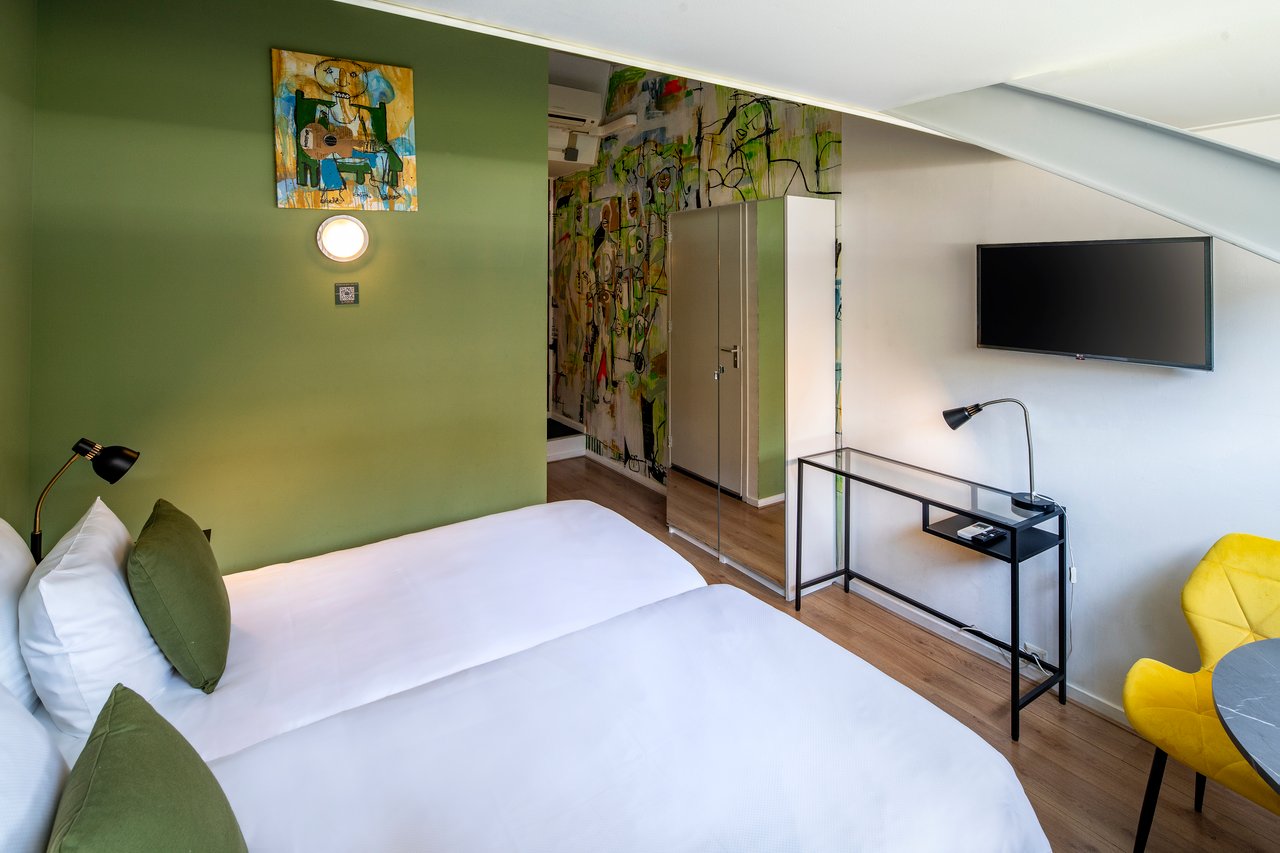FLOATS Double or Twin room with a View  (1)