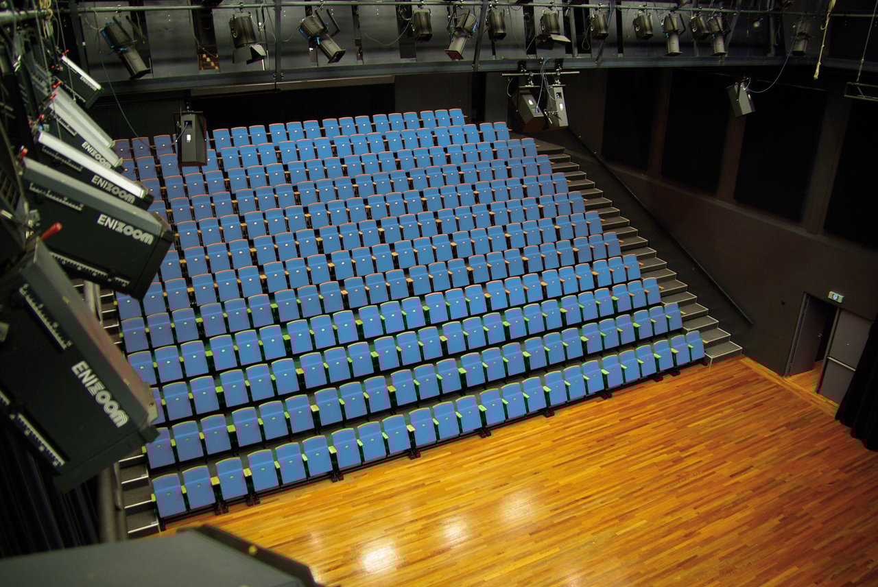 Kleine zaal blauw zijkant.jpg