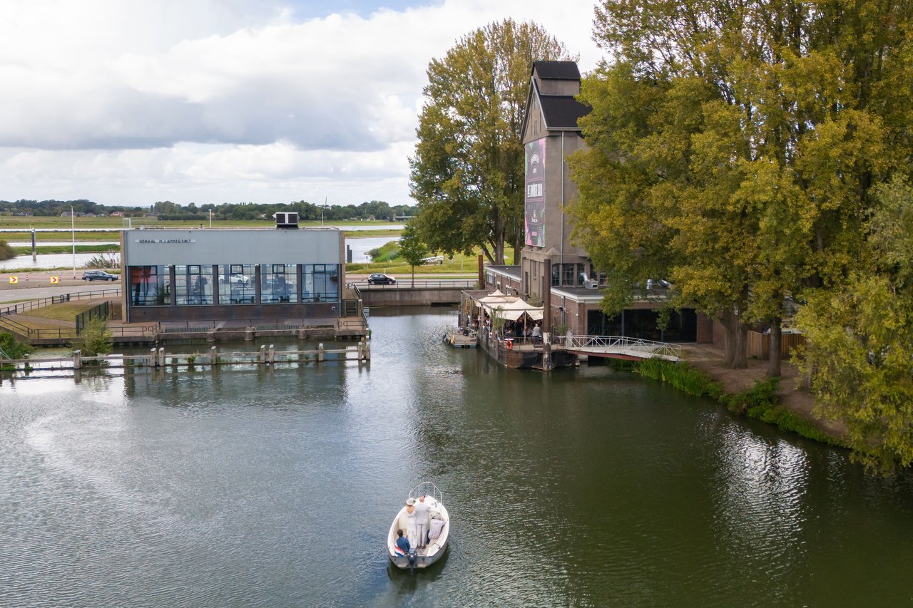 Aankomst per boot!