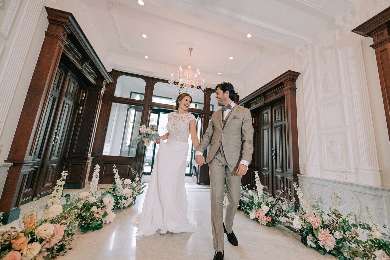 Andaz-Amsterdam-Wedding-KeizersgrachtHallway-Inside-Couple