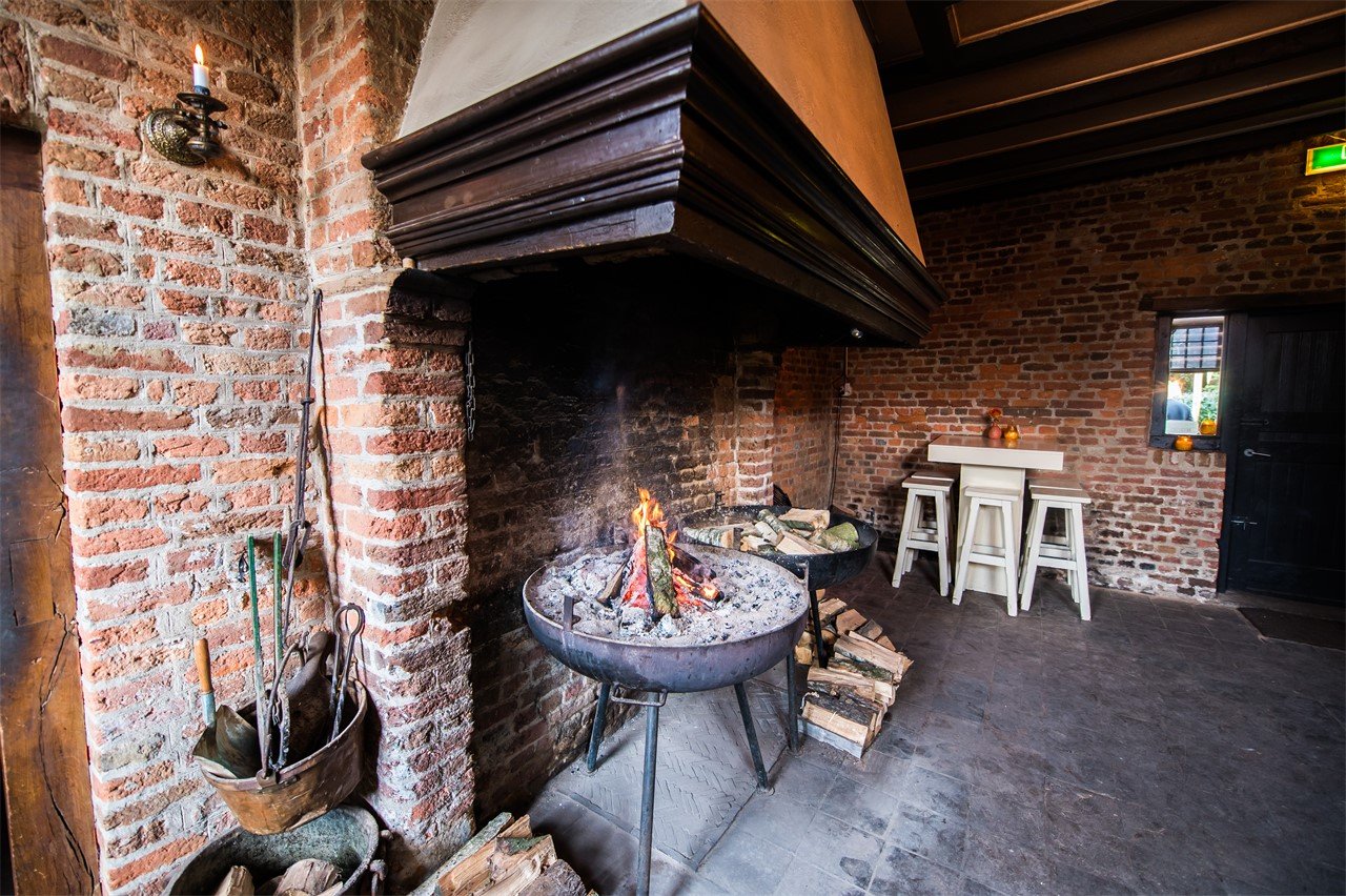 Buiten onder de overkapping