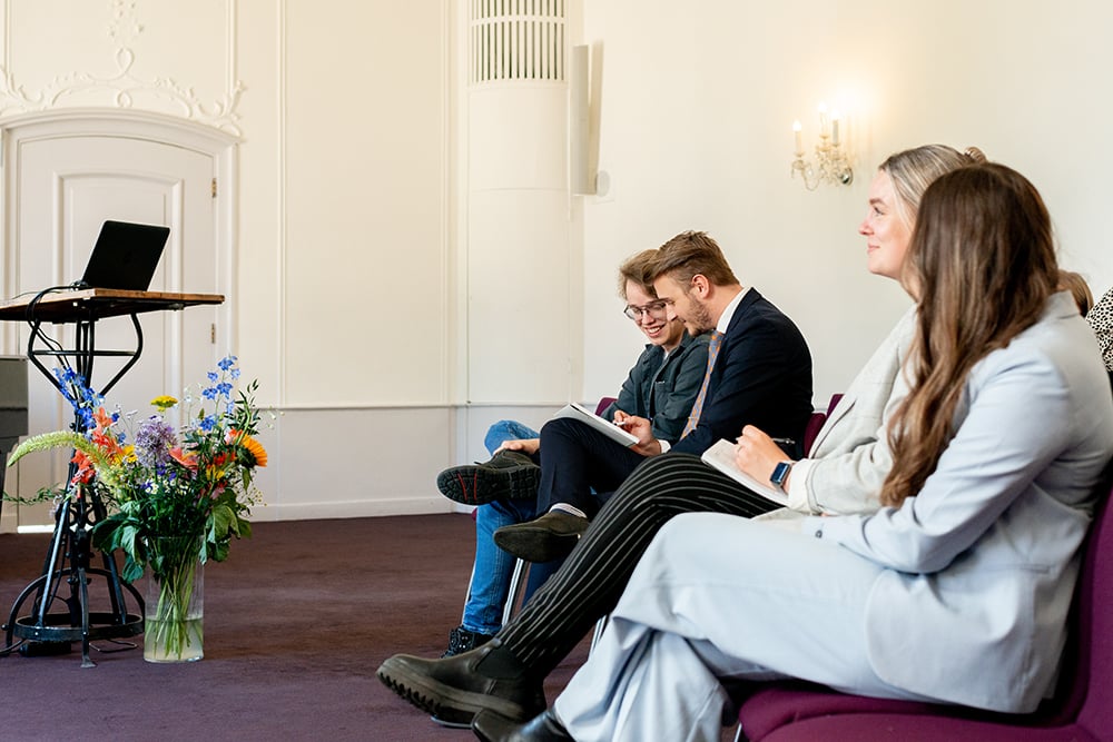 2021 Auditorium spreker en achtergrond scherm.jpg