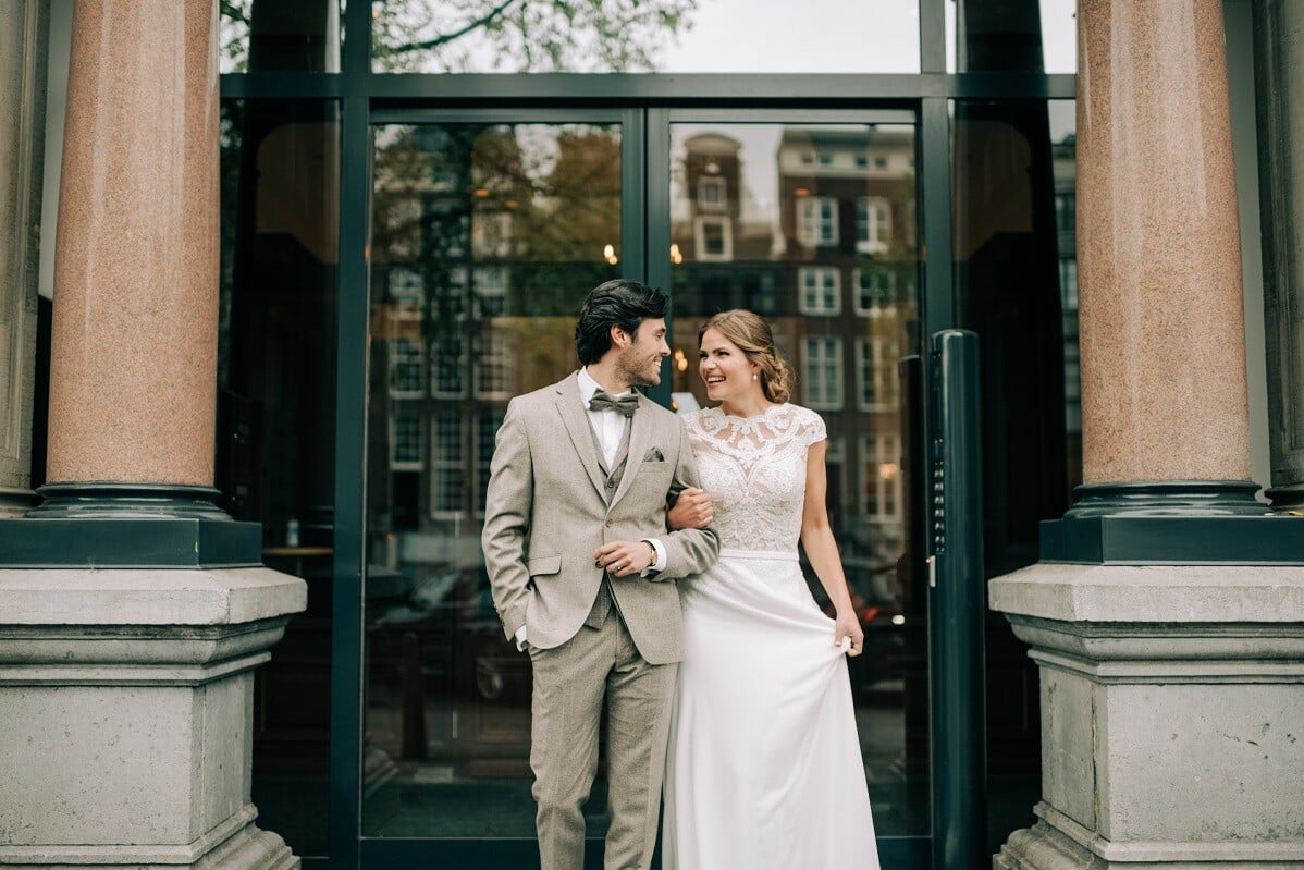 Andaz-Amsterdam-Wedding-KeizersgrachtHallway-outside