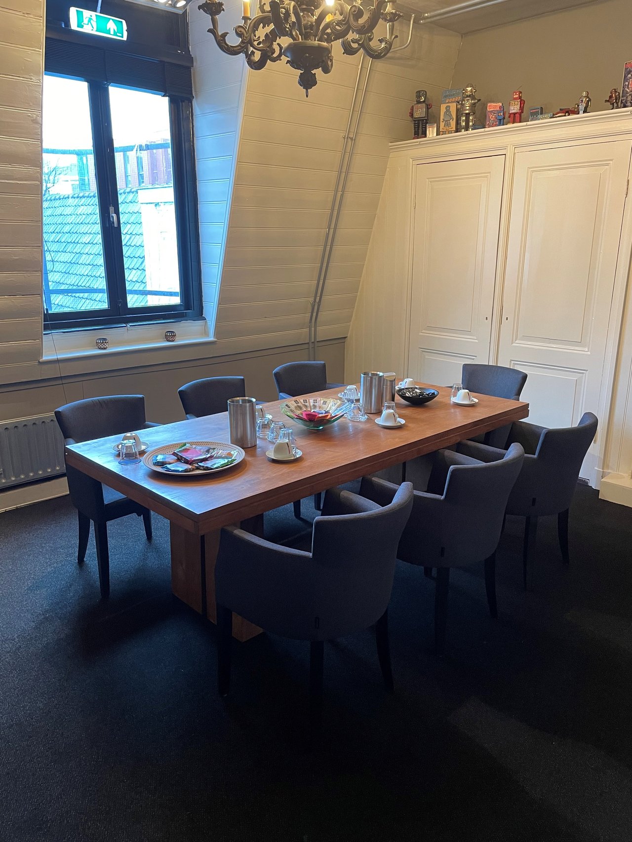 zolderkamer 7 stoelen.jpg