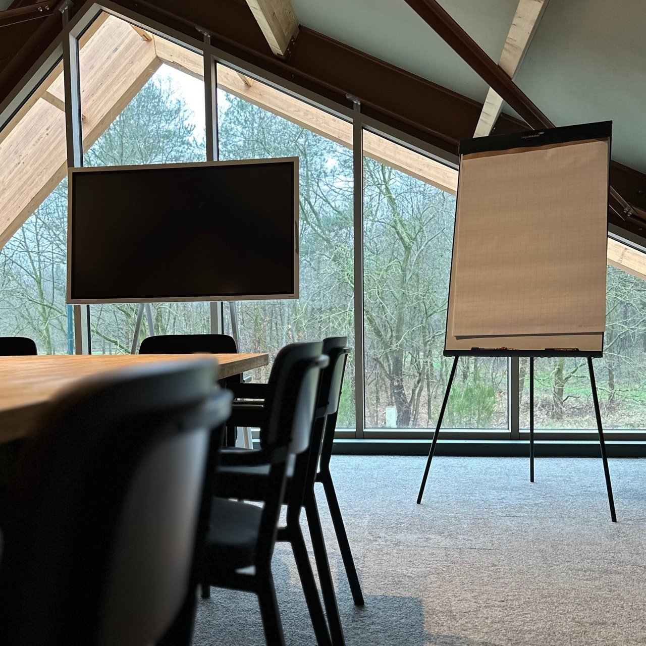 Vergaderzaal Noordvleugel met scherm en flipover