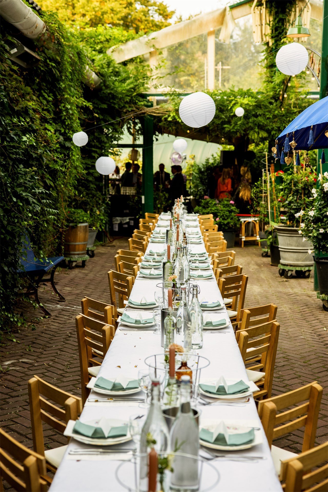 Diner tafel in de binnentuin