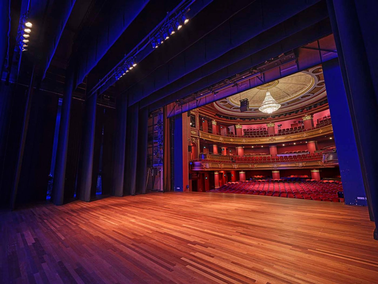 Stadsschouwburg-haarlem-theaterzaal-gezien-vanaf-het-podium-3.jpg