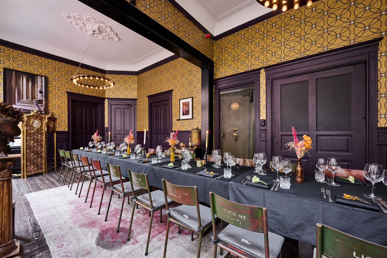 TOBACCO Theater - Bankgeheim - Diner - lange tafels