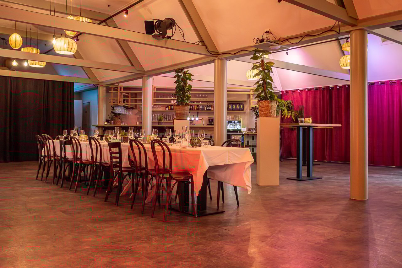 Diner of vergadering in de Tuinzaal van Grand Cafe de Burcht