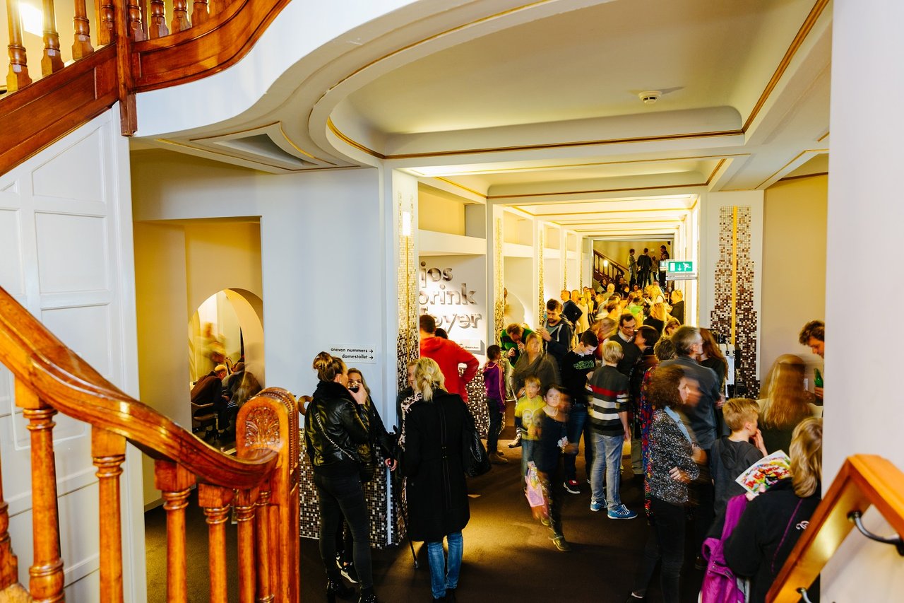 stadsschouwburg-haarlem-foyers-met-publiek-bibi-veth-1-LR.jpg