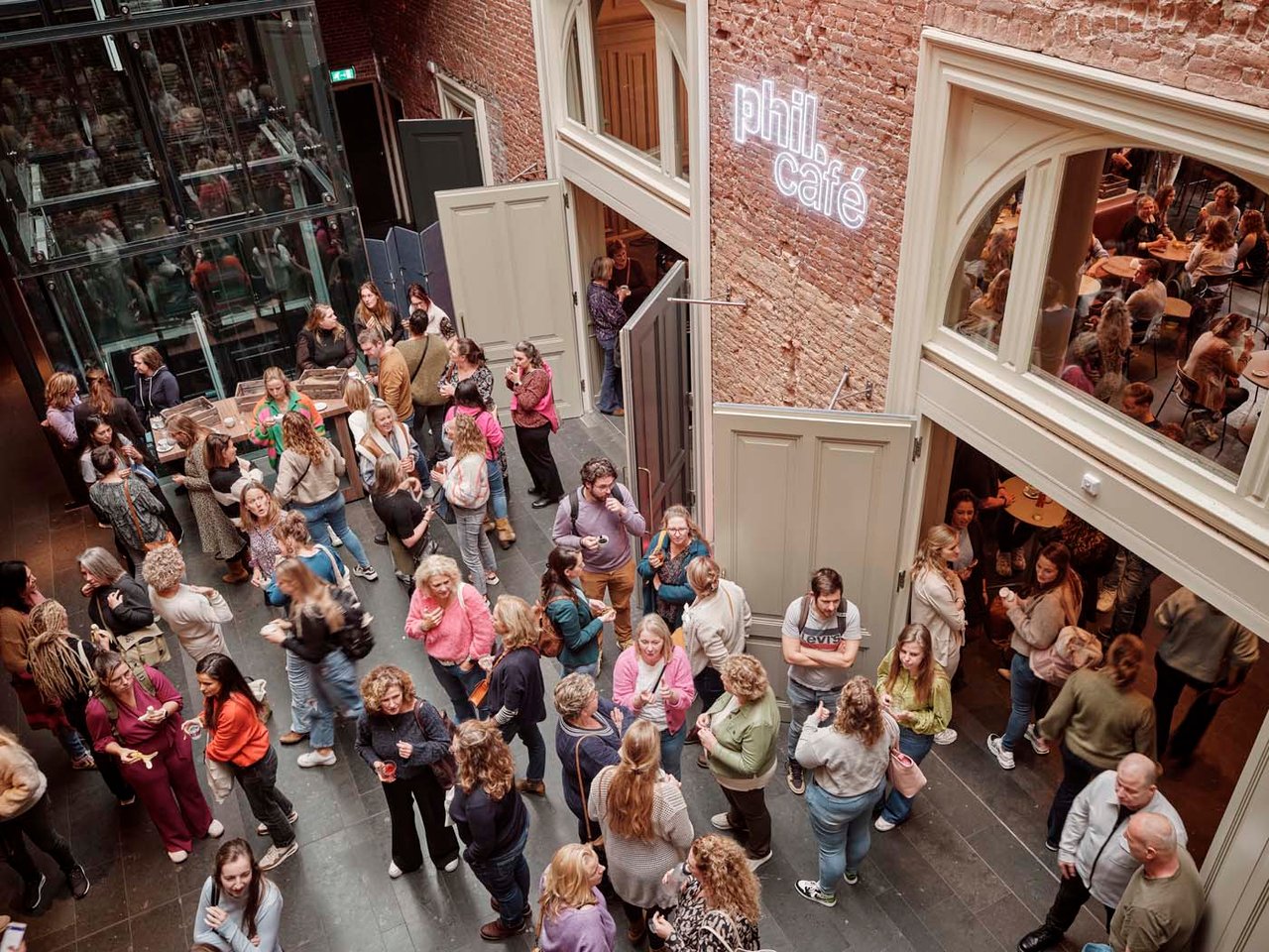 PHIL Café grenst aan de Grote Foyer. 