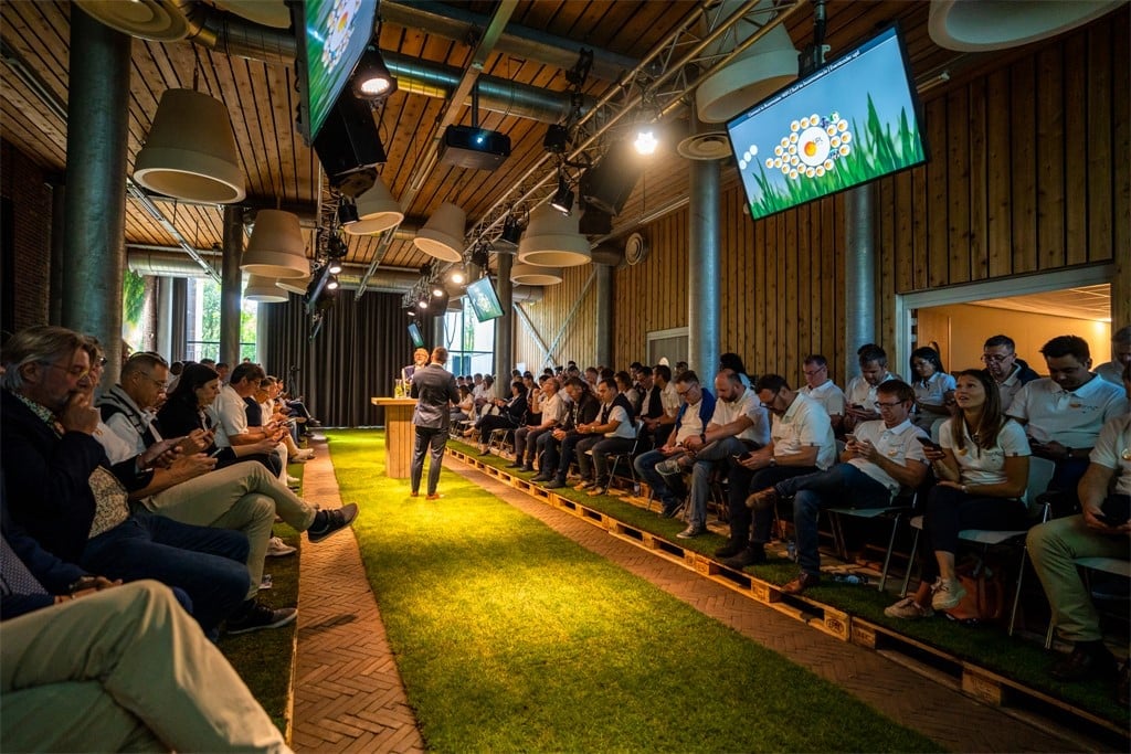 Groene lagerhuis opstelling in Binnenplein