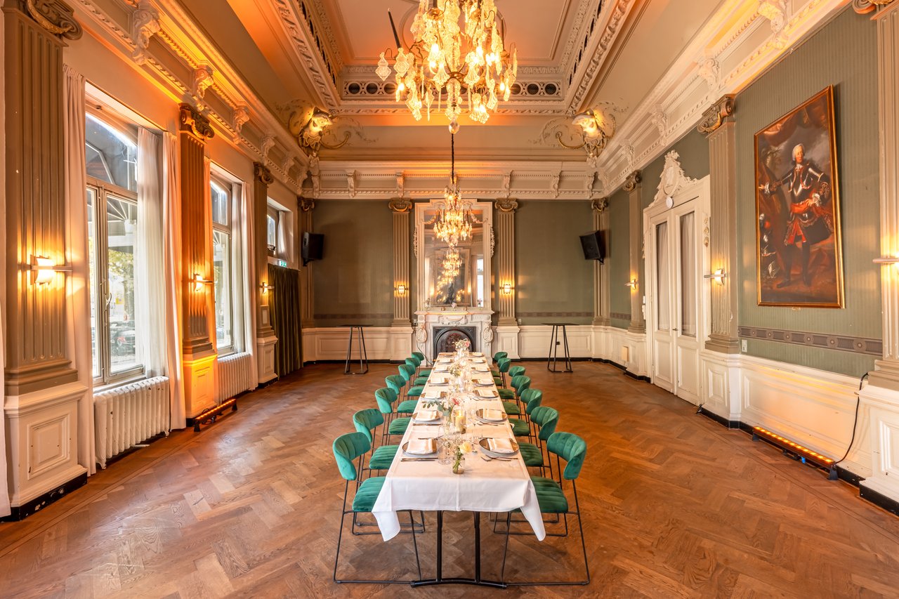 Diner lange tafel in de balzaal