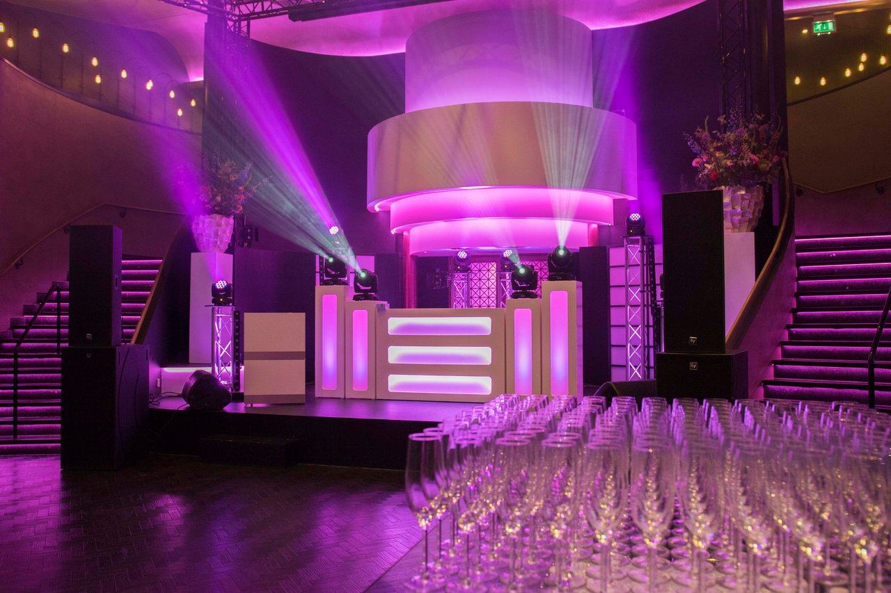 New York Verlicht  champagne flutes.jpg