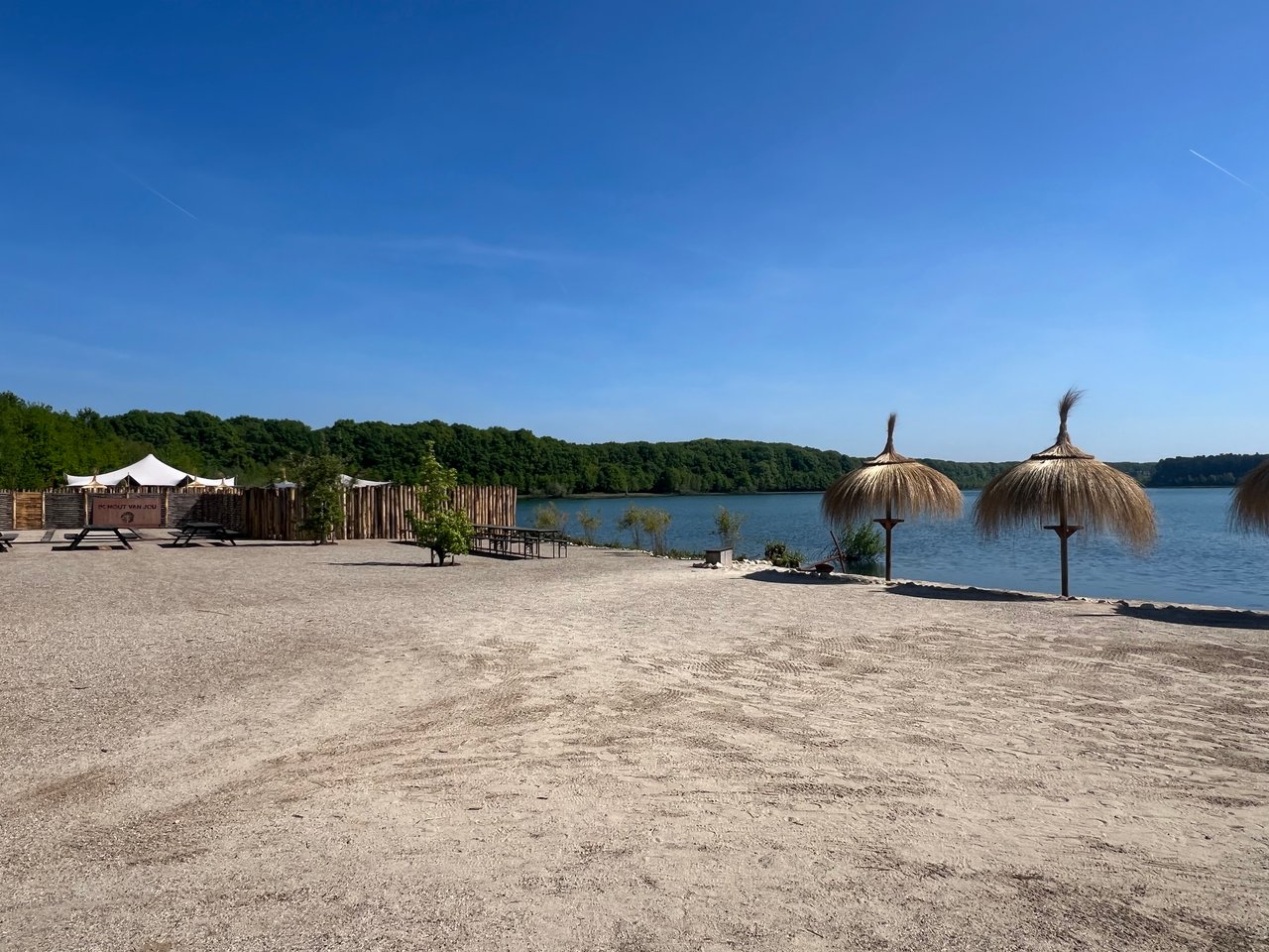 Ruim beeld van het terras van Het Paviljoen