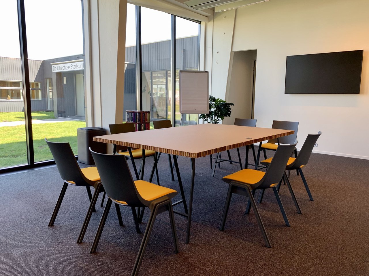 Meeting Space - Space 12 - Zaal 12 - Opstelling - Vergaderopstelling - Kartonnen tafel - Flipover - Scherm - DUS De Utrechtse Stadsvrijheid 