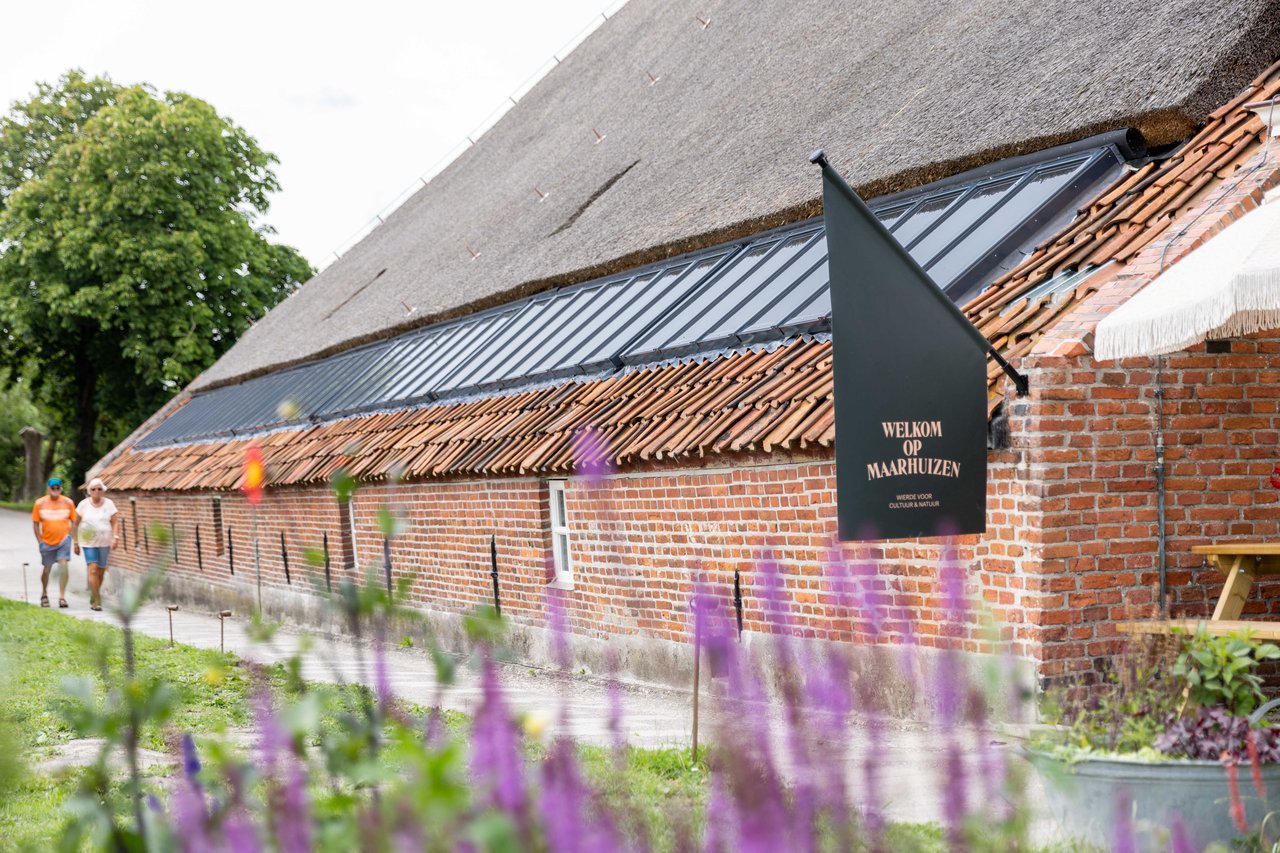 Toegangspad tuinterras op Maarhuizen